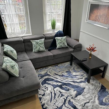 Modern 2 bedroom flat, 2 minutes walk to Bethnalgreen station Londen Buitenkant foto
