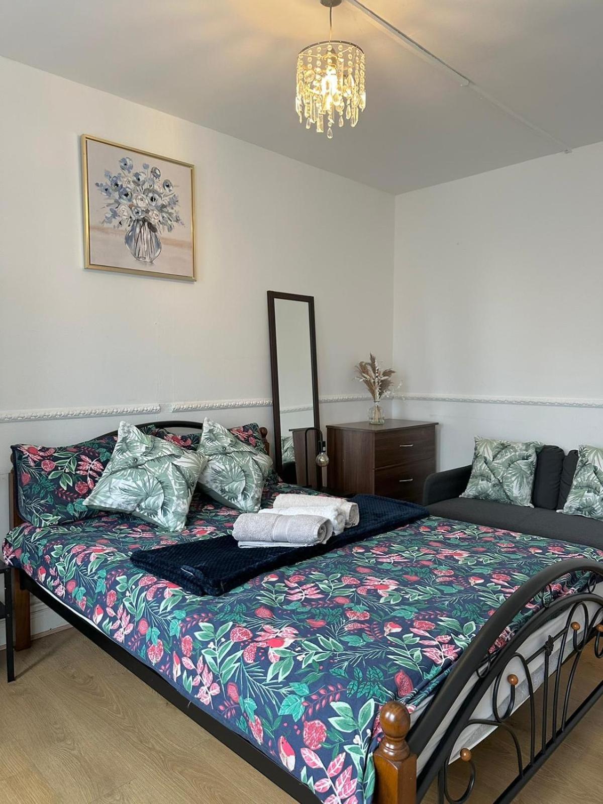 Modern 2 bedroom flat, 2 minutes walk to Bethnalgreen station Londen Buitenkant foto