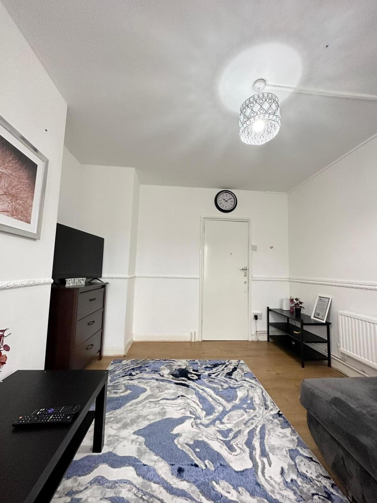 Modern 2 bedroom flat, 2 minutes walk to Bethnalgreen station Londen Buitenkant foto