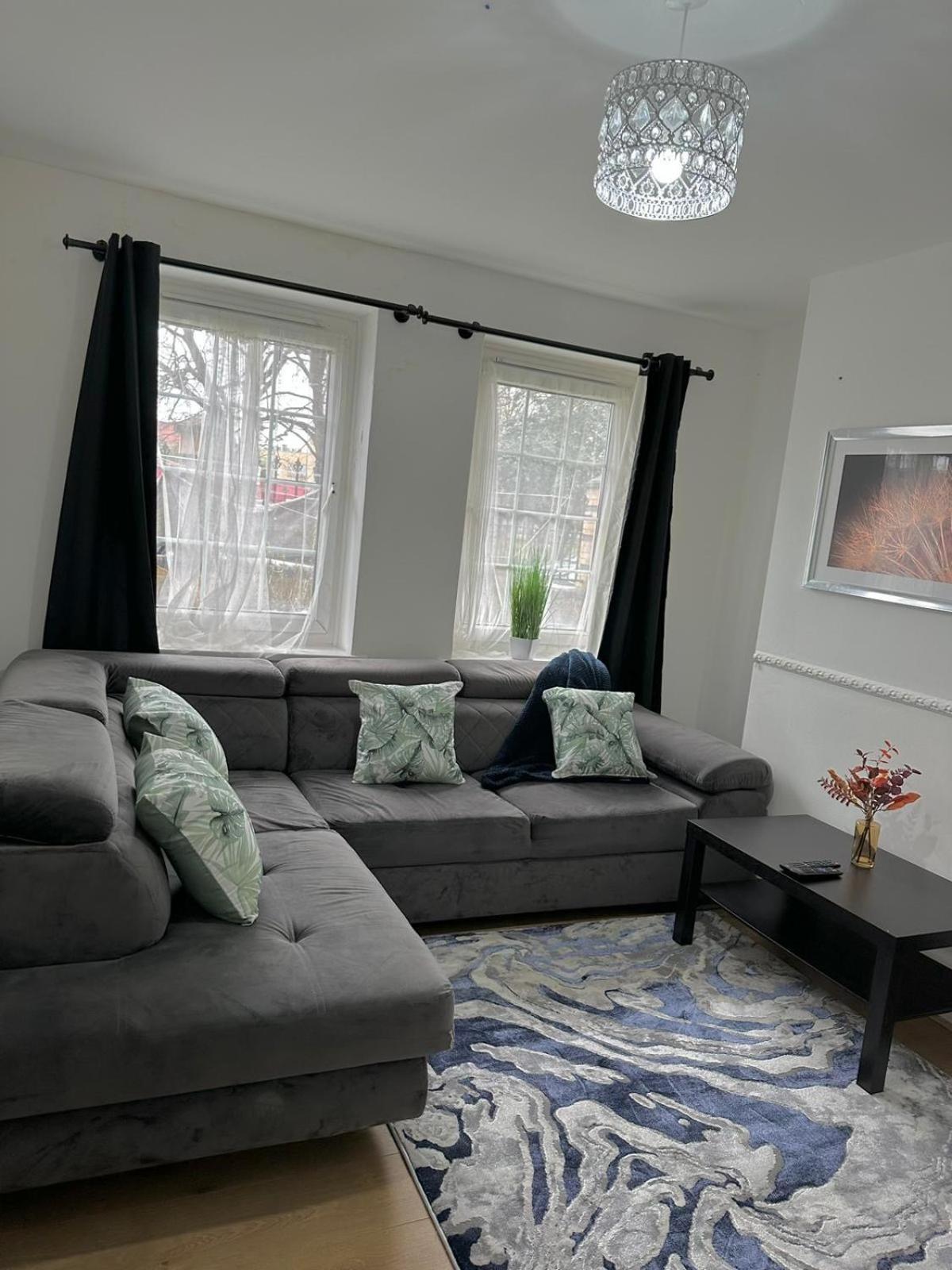 Modern 2 bedroom flat, 2 minutes walk to Bethnalgreen station Londen Buitenkant foto