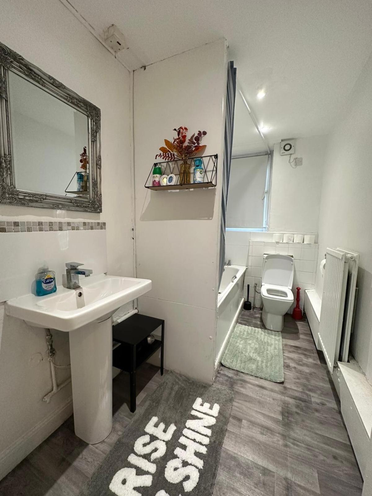 Modern 2 bedroom flat, 2 minutes walk to Bethnalgreen station Londen Buitenkant foto