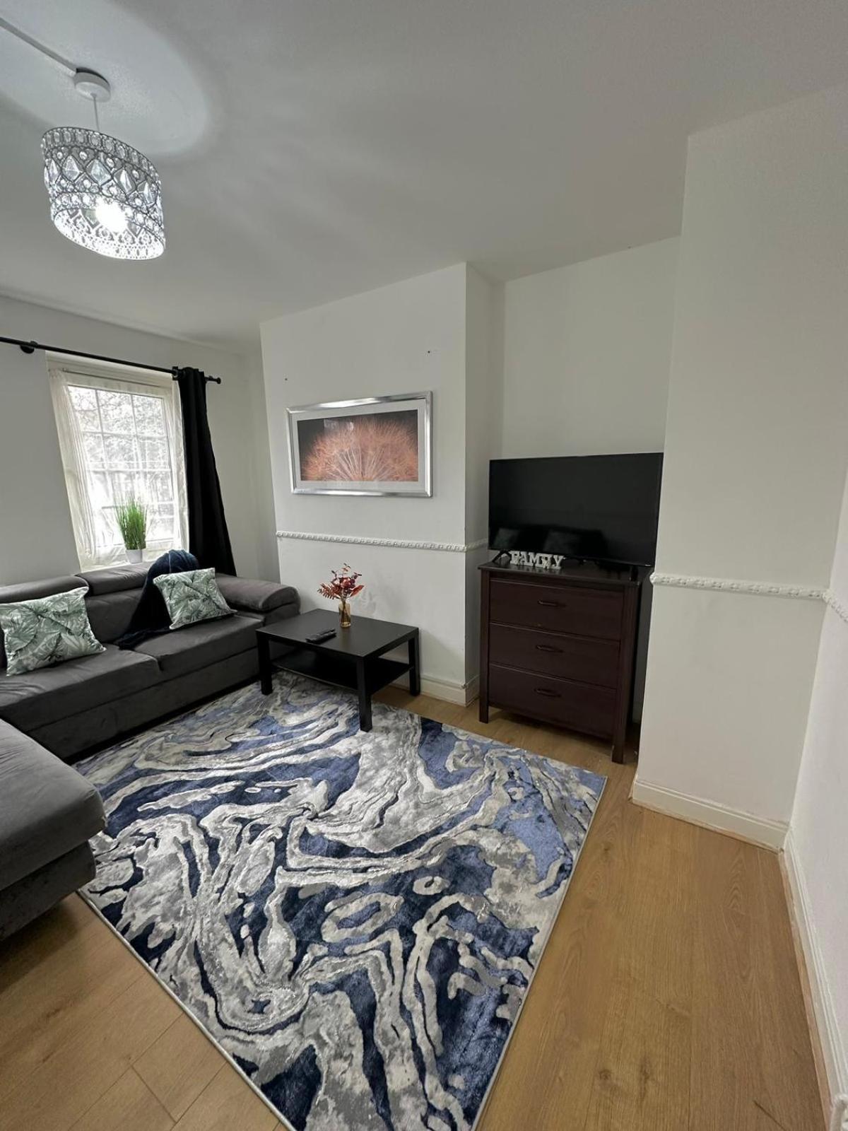 Modern 2 bedroom flat, 2 minutes walk to Bethnalgreen station Londen Buitenkant foto