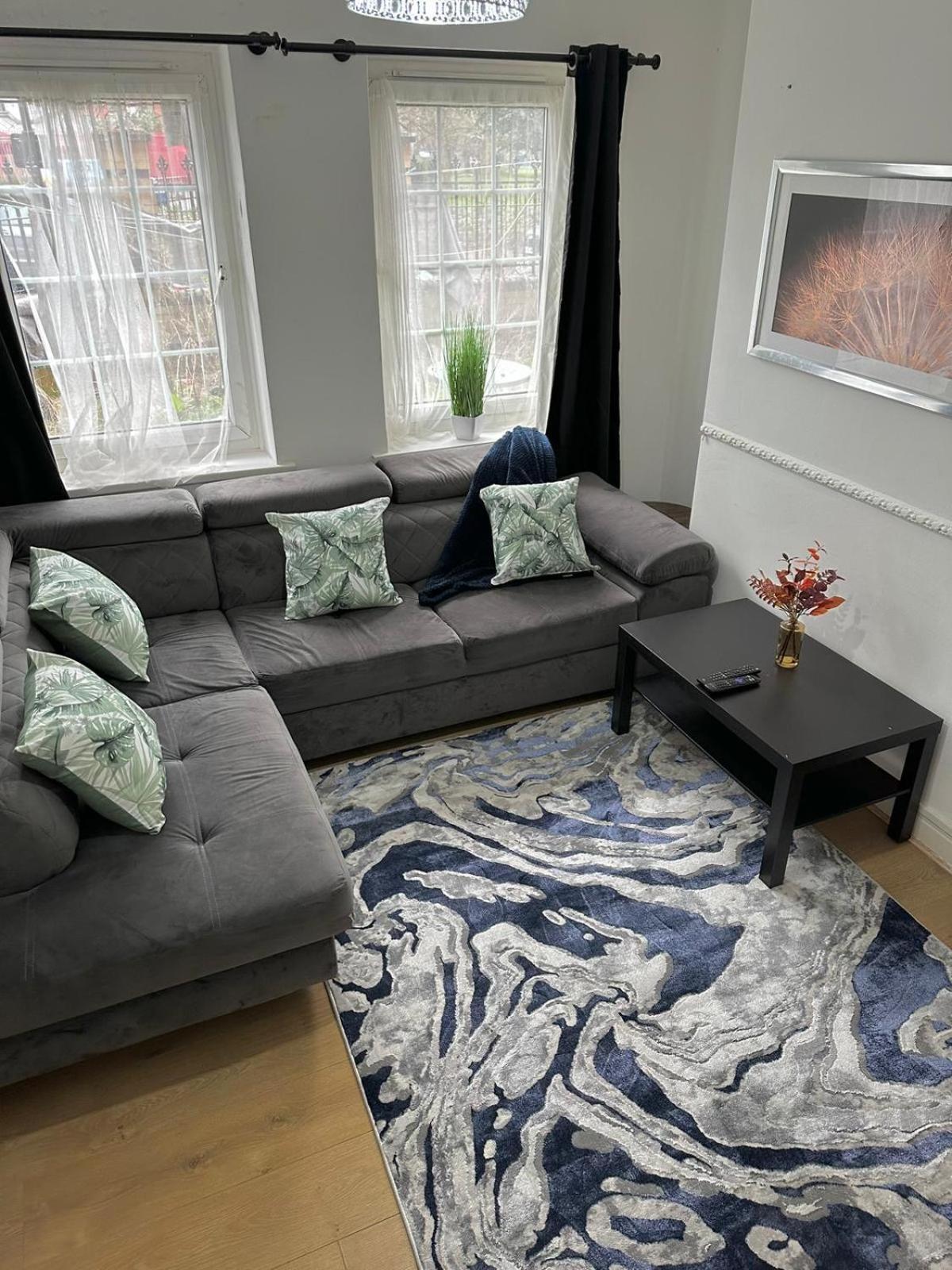 Modern 2 bedroom flat, 2 minutes walk to Bethnalgreen station Londen Buitenkant foto