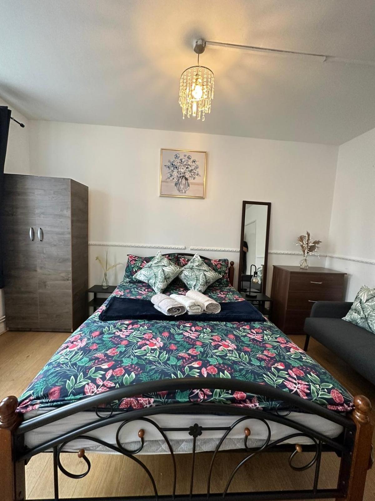 Modern 2 bedroom flat, 2 minutes walk to Bethnalgreen station Londen Buitenkant foto