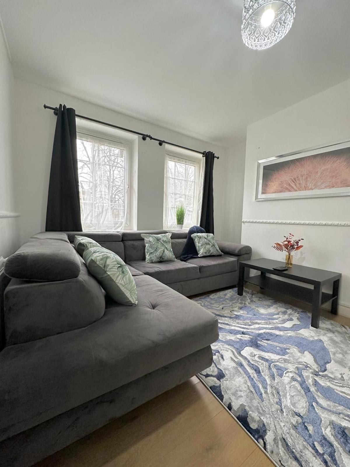 Modern 2 bedroom flat, 2 minutes walk to Bethnalgreen station Londen Buitenkant foto