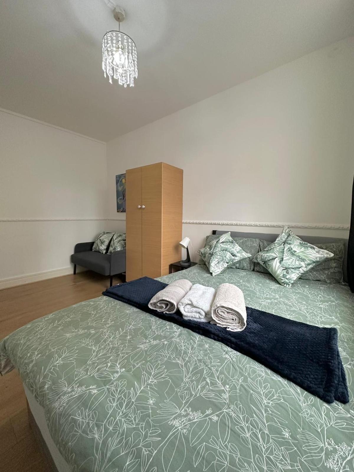 Modern 2 bedroom flat, 2 minutes walk to Bethnalgreen station Londen Buitenkant foto