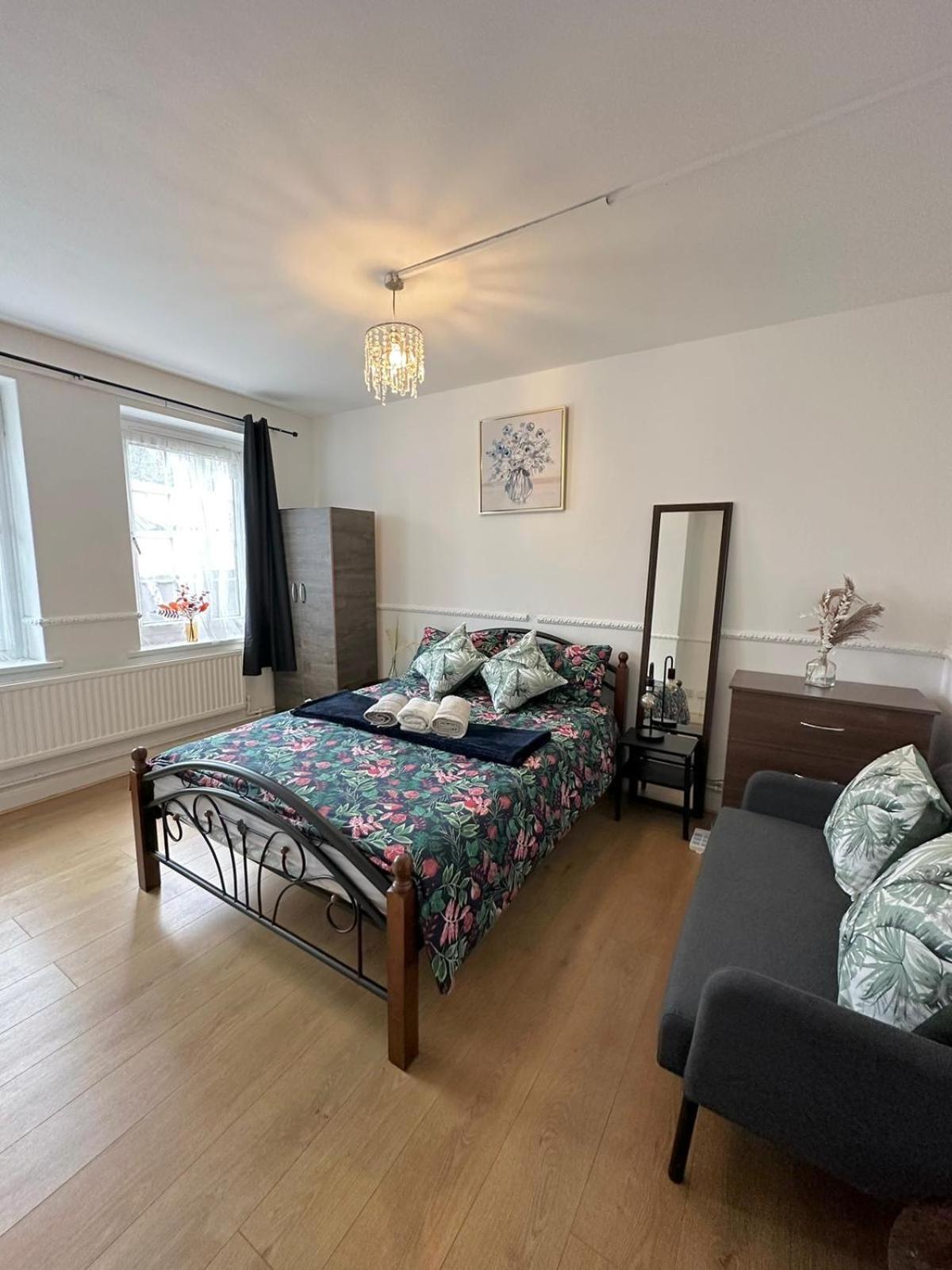 Modern 2 bedroom flat, 2 minutes walk to Bethnalgreen station Londen Buitenkant foto