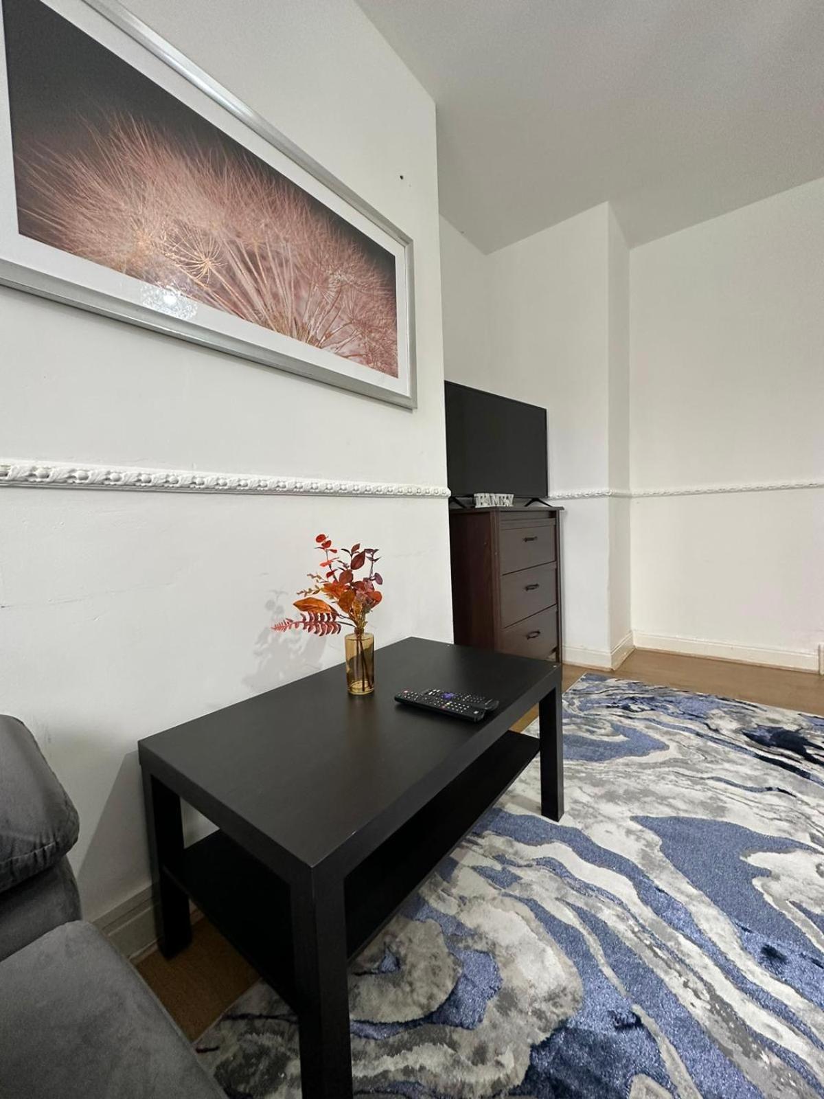 Modern 2 bedroom flat, 2 minutes walk to Bethnalgreen station Londen Buitenkant foto