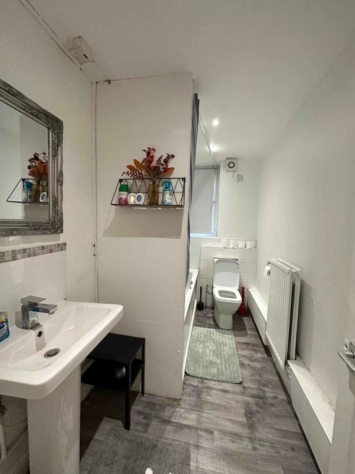 Modern 2 bedroom flat, 2 minutes walk to Bethnalgreen station Londen Buitenkant foto