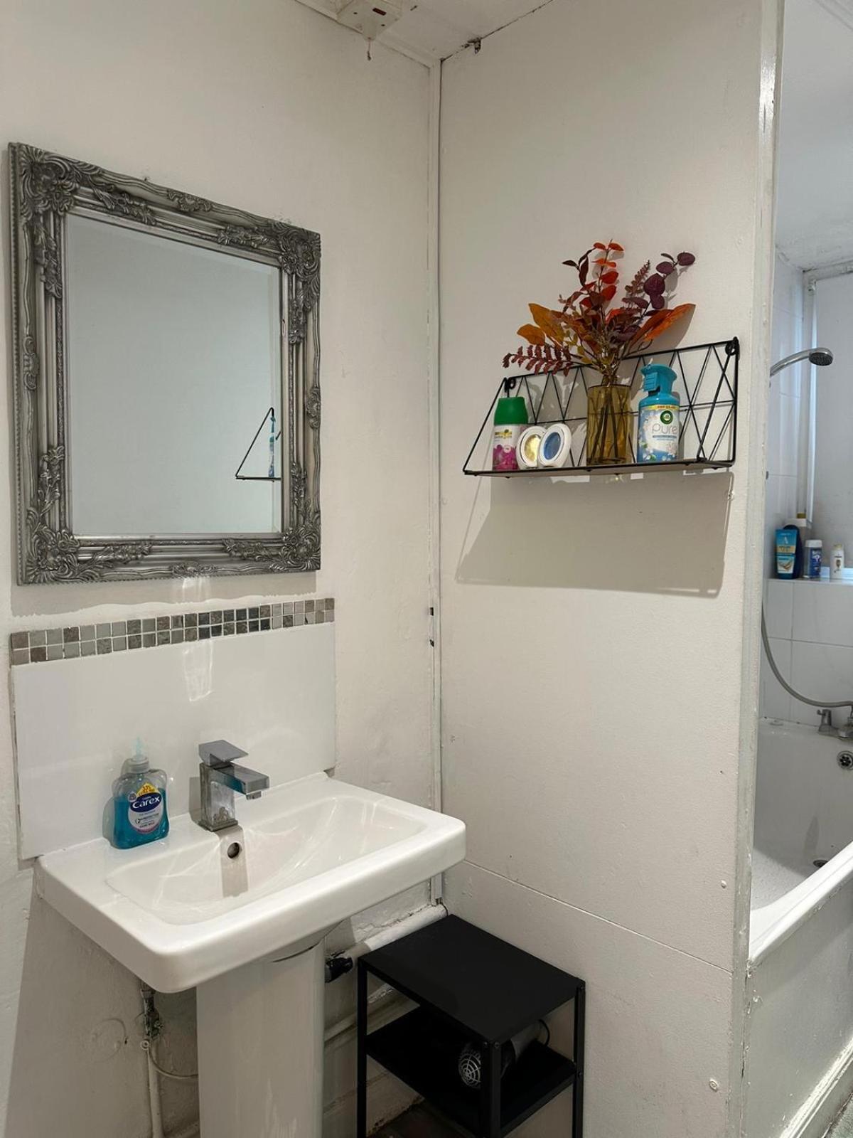 Modern 2 bedroom flat, 2 minutes walk to Bethnalgreen station Londen Buitenkant foto